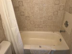 卡文迪西的住宿－卡文迪什汽車旅館，浴室配有白色浴缸和卫生间。