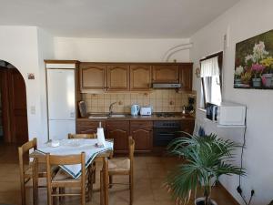 uma cozinha com uma mesa e cadeiras e um frigorífico em Finca La Atalaya em Tacoronte