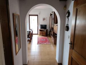 un pasillo con un arco que conduce a una sala de estar en Finca La Atalaya, en Tacoronte