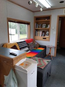 - un salon avec un canapé et une table dans l'établissement Peace and Quiet, à Lac La Biche