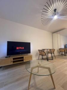 ロクブリュヌ・カップ・マルタンにあるCharmant studio (plage, Monaco)のリビングルーム(テレビ、テーブル、椅子付)