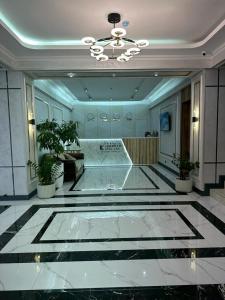 um átrio com uma banheira no meio de um edifício em KORKEM Palace Hotel and Spa em Shymkent
