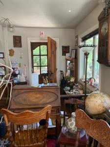 Χώρος καθιστικού στο 1 Belvedere Ave affordable w trails of Muir Woods MT Tam Bolinas Lagoon & Stinson Beach