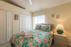 Un dormitorio con una cama con dos bolsas. en The Boat House, en Orlando