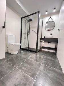 W łazience znajduje się prysznic, toaleta i umywalka. w obiekcie La Bella escondida piscina golf solarium w Maladze