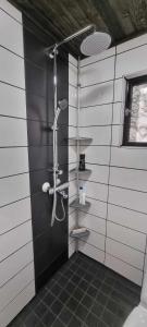Ένα μπάνιο στο House for 4 person near Meyer Turku