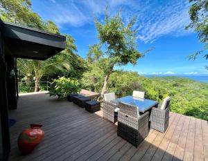een terras met een tafel en stoelen en een vaas bij Sweet Jungle in Quesada