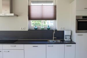Kuchyň nebo kuchyňský kout v ubytování Geldersche tuin 6 persoons