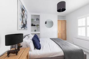1 dormitorio con 1 cama y escritorio con lámpara en Stylish Three Bedroom Period Home, 