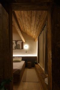 Un pat sau paturi într-o cameră la Wood cabin Kolasin