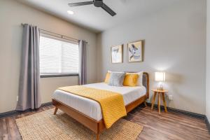une chambre avec un lit et une fenêtre dans l'établissement Newly Built Corner Hideaway 3 Mi to Texas A and M, à College Station 25 autres photos