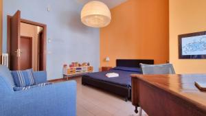 een slaapkamer met een bed, een tafel en stoelen bij Molo Santa Lucia 248 in Palermo