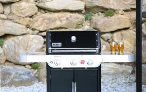 a black and white stove with two glasses of beer at Ahütten in Bodenmais