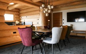 - une salle à manger avec une table et des chaises dans l'établissement Ahütten, à Bodenmais