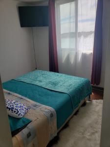 Dichato full vista al mar في تومي: سرير صغير في غرفة مع نافذة