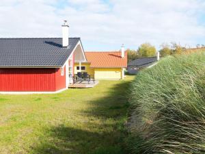 グローセンブローデにある6 person holiday home in Gro enbrodeの草原の赤黄色家