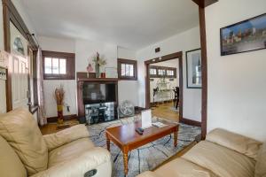 Pet-Friendly Pittsburgh Home about 9 Mi to Downtown! 휴식 공간