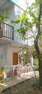 a house with a table and chairs and a tree at El Viejo del Mar in San Bernardo del Viento