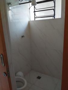 uma pequena casa de banho com um WC e uma janela em Glenda temporada em Olímpia