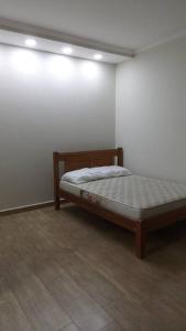 une chambre avec un lit dans le coin d'une pièce dans l'établissement Pirassununga, SP - Casa 3 suítes em condomínio RURAL - 06 hóspedes Confortáveis, à Pirassununga