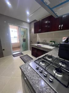 uma cozinha com um fogão e uma bancada em Luxury Center Town Apartment em Kenitra