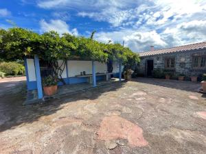 un edificio con un patio con un mucchio di piante di Quinta Morazes Casas de Campo a Ribeira Grande