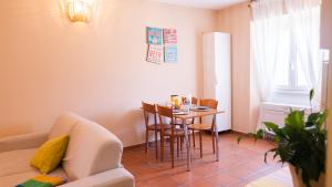 Casa Bonnie, Nuovo accogliente appartamento nel centro di Milano في ميلانو: غرفة معيشة مع طاولة وأريكة