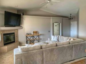 哈瓦苏湖城Lake Escape...Pool, Spa, Lake View, Pet Friendly的配有沙发和平板电视的客厅