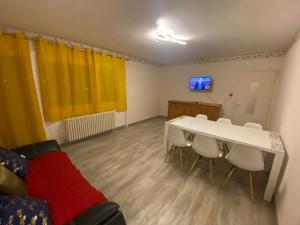 TV a/nebo společenská místnost v ubytování Appartements le Verlaine