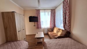 Telewizja i/lub zestaw kina domowego w obiekcie Mieszkanko na peryferiach