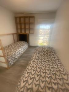 um quarto com duas camas num quarto em Appartements le Verlaine em Rombas
