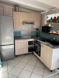 Η κουζίνα ή μικρή κουζίνα στο Bungalow, 200m de la plage, piscine