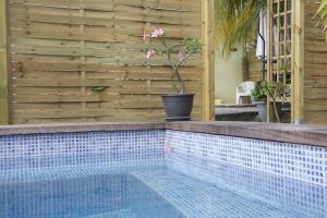 Πισίνα στο ή κοντά στο Bungalow, 200m de la plage, piscine