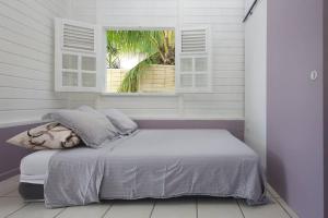 Ένα ή περισσότερα κρεβάτια σε δωμάτιο στο Bungalow, 200m de la plage, piscine