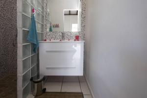 Ένα μπάνιο στο Bungalow, 200m de la plage, piscine +14 φωτογραφίες