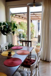 オージオ・ソットにあるMi Casa Affittacamereのダイニングルーム(テーブル、椅子、窓付)