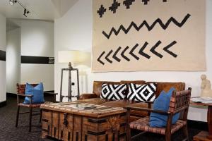 ein Wohnzimmer mit einem Sofa und einem Gemälde an der Wand in der Unterkunft Independence Square 210, Beautiful Studio with Kitchenette, Great Location in Downtown Aspen in Aspen