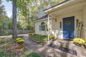una casa con una puerta azul y una entrada en Pet-Friendly LaGrange Vacation Rental with Deck!, en La Grange