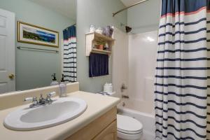 un bagno con lavandino, WC e doccia di Pet-Friendly LaGrange Vacation Rental with Deck! a LaGrange Altre 19 foto