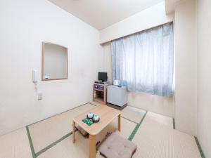 sala de estar con mesa y TV en Hotel Tetora Spirit Sapporo - Vacation STAY 59369v, en Sapporo