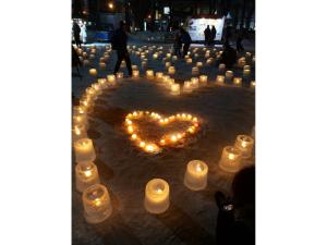 un corazón hecho de velas en una calle en Hotel Tetora Spirit Sapporo - Vacation STAY 59369v, en Sapporo