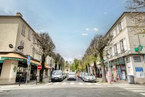 une rue de la ville avec des voitures garées dans la rue dans l'établissement Cozy Appart 4 pers proche Paris et Transport, à Choisy-le-Roi