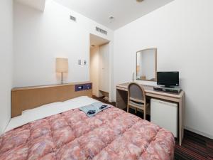 Habitación de hotel con cama y escritorio con ordenador en Hotel Tetora Spirit Sapporo - Vacation STAY 59361v, en Sapporo