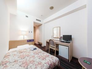 Habitación de hotel con cama y escritorio en Hotel Tetora Spirit Sapporo - Vacation STAY 59337v en Sapporo
