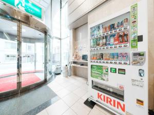 una máquina de kiryani en una tienda de comestibles en Hotel Tetora Spirit Sapporo - Vacation STAY 59337v, en Sapporo