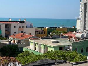 un groupe de bâtiments avec l'océan en arrière-plan dans l'établissement Waveside Apartment Getaway, à Durrës
