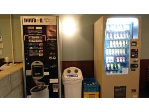 - un distributeur automatique de boissons dans une cuisine avec une poubelle dans l'établissement Kinugawa Onsen Yusuikiko Hotel Otaki - Vacation STAY 68836v, à Nikkō