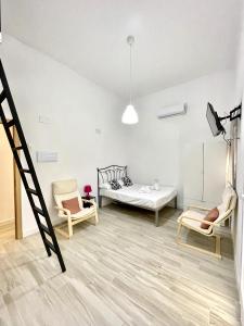 sala de estar con 2 sillas y 1 cama en Apartamento Sotos de la Axerquía 2 en Córdoba