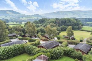 una vista aérea de una casa con árboles y casas en Tawny Owl Lodge, en Rhayader