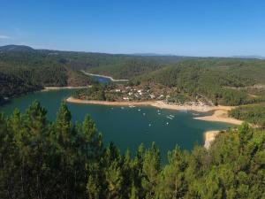 una vista aérea de un lago con barcos en él en Villa dos Pensamentos, en Vila de Rei